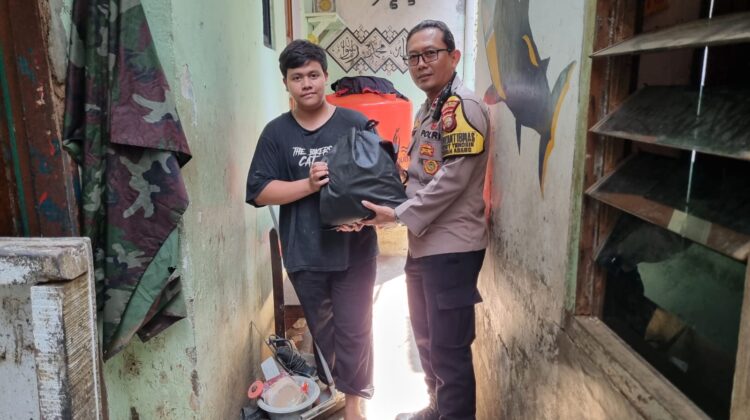 Aksi Sosial Bhabinkamtibmas Karet Tengsi, Ringankan Beban Warga di Kawasan Padat Penduduk RT 02/07