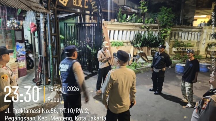 Patroli Jalan Kaki Menteng Sisir Jalan Bonang Rw 02 Pegangsaan, Wujudkan Malam Aman dan Kondusif