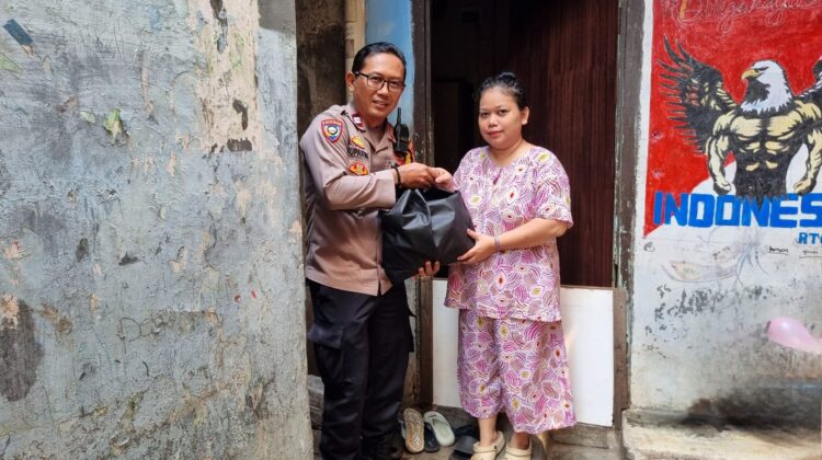 Kepedulian Nyata, Bhabinkamtibmas Bantu Warga Kurang Mampu di Karet Tengsin