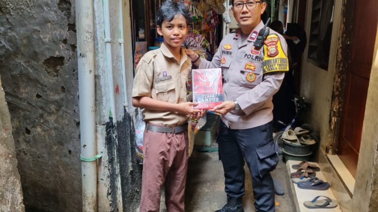 Bhabinkamtibmas Karet Tengsin Dukung Pendidikan, Salurkan Buku Tulis kepada Pelajar SMP