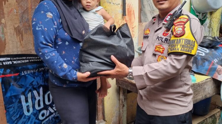Bhabinkamtibmas Karet Tengsin Tunjukkan Kepedulian Sosial dengan Berbagi Sembako