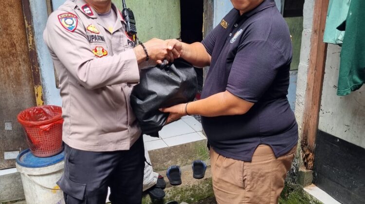 Aksi Sosial Bhabinkamtibmas Karet Tengsin, Ringankan Beban Warga Kurang Mampu