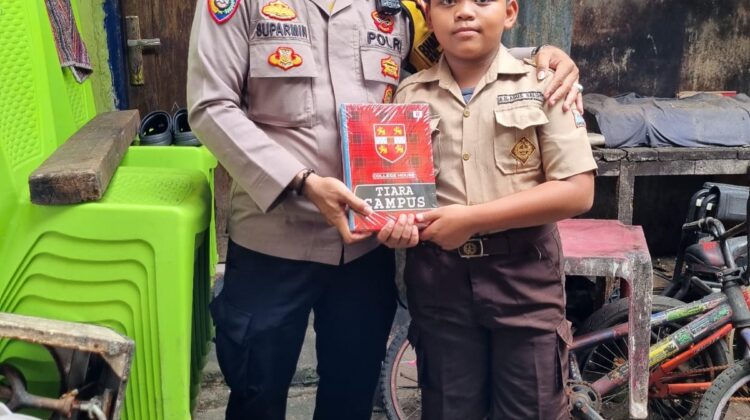 Bhabinkamtibmas Karet Tengsin Berikan Bantuan Buku Tulis dan Edukasi kepada Siswa SD