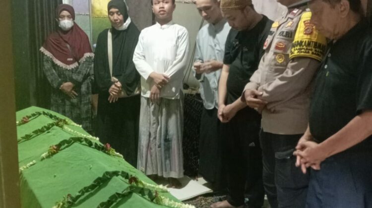 Sentuhan Humanis Polisi, Takziah Tokoh Agama Kampung Rawa Perkuat Cooling System Wilayah