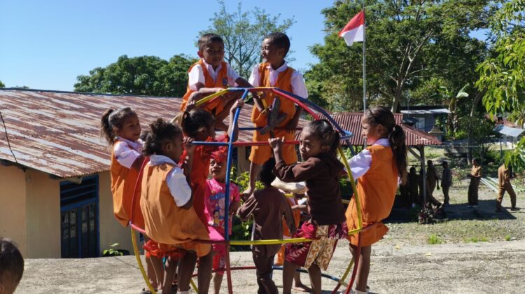 Percantik Suasana Sekolah, Satgas Pamtas Yonarhanud 2 Kostrad Perbaiki Sarana Bermain Paud Saenam