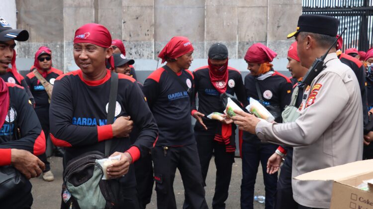 Aksi Penyampaian Pendapat Oleh Buruh DPP FSPMI di Jakpus Kondusif, Polisi Bagikan Roti dan Air Mineral