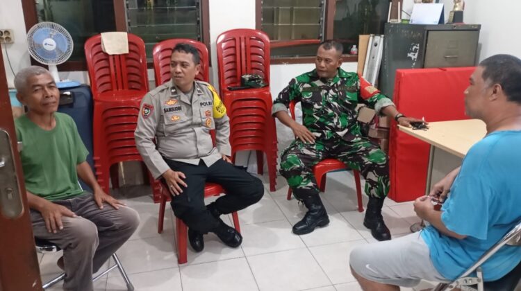 Polisi dan TNI Sambangi Satkamling di Kwitang, Ajak Warga Tingkatkan Kewaspadaan