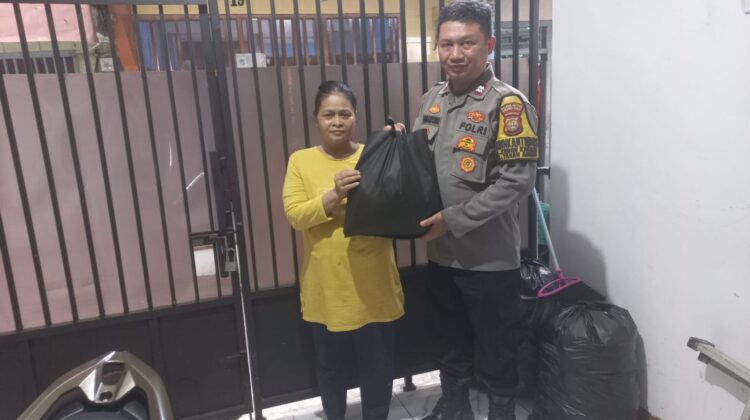 Bhabinkamtibmas Kebon Kacang Salurkan Bantuan Sosial untuk Ringankan Beban Warga
