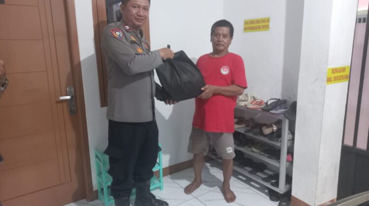 Bhabinkamtibmas Kebon Kacang Hadir untuk Masyarakat, Salurkan Bantuan di Wilayah Slum Area