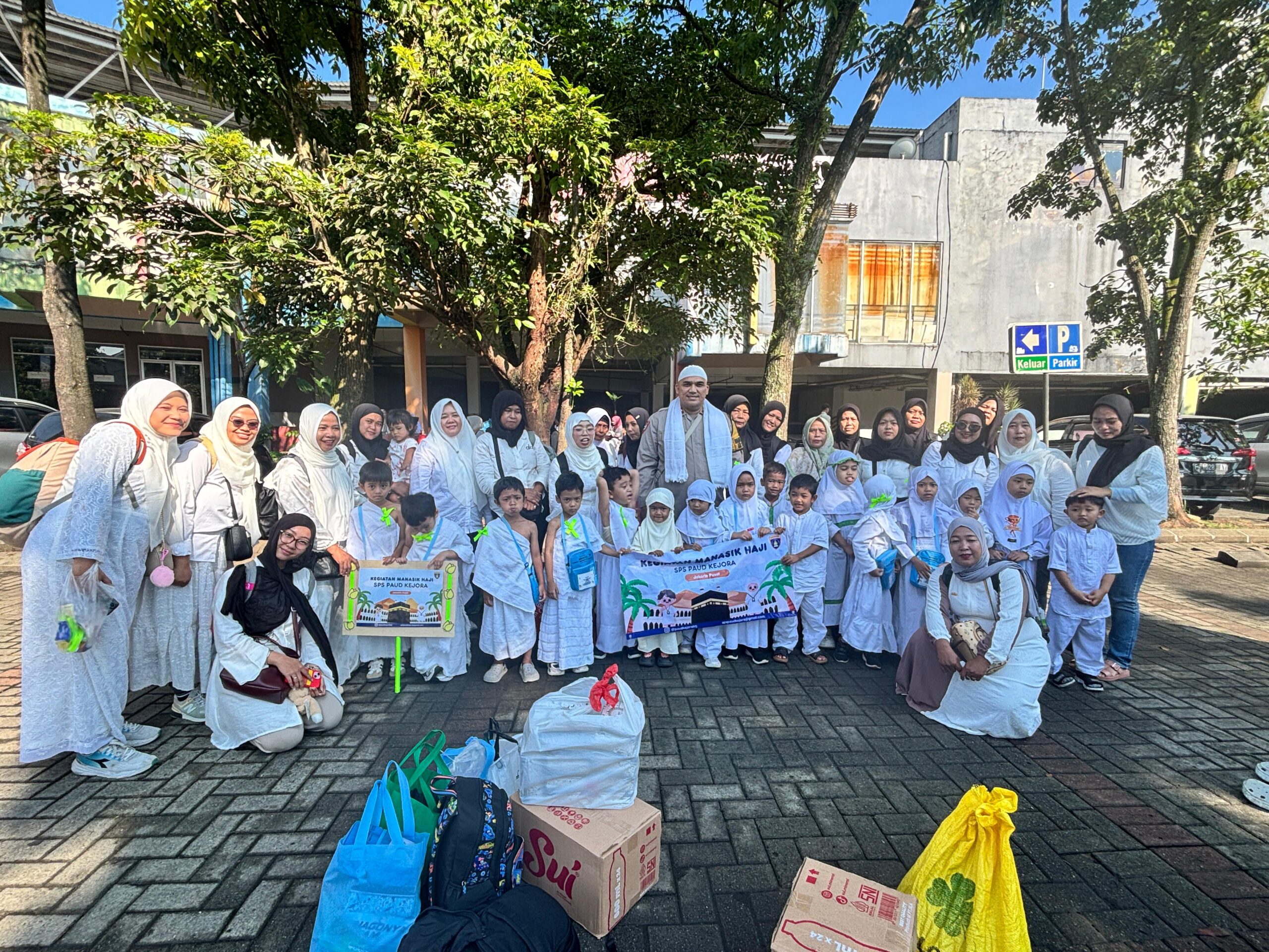 Tanamkan Nilai Religi Sejak Dini, Bhabinkamtibmas Kampung Bali Ikut Dampingi Manasik Haji Cilik