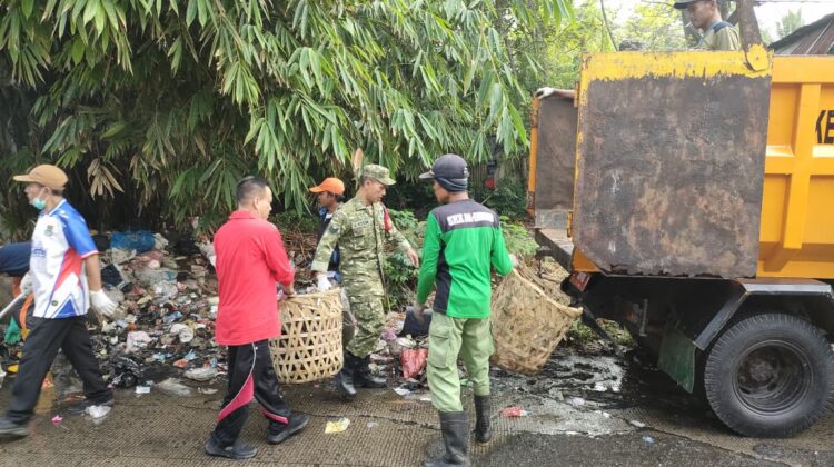 Babinsa Koramil Mauk Gotong Royong Gelar Gerakan Indonesia ASRI