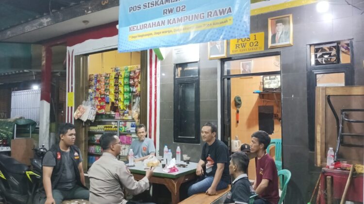 Lewat Tengah Malam, Polisi Sambangi Poskamling Kampung Rawa Perkuat Kewaspadaan Warga