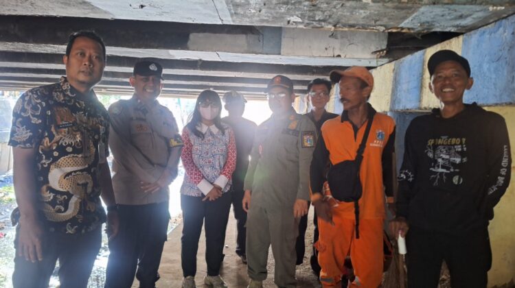 Respons Cepat Aduan Warga, Tiga Pilar Pegangsaan Bersama Walikota Turun Bersihkan Bantaran Ciliwung
