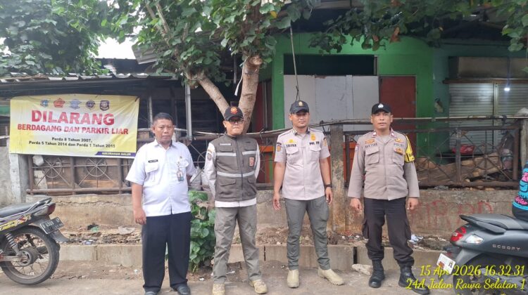 Tertibkan PKL di Samping Pasar Gembrong, Polisi dan Satpol PP Jaga Ketertiban dan Kelancaran Jalan