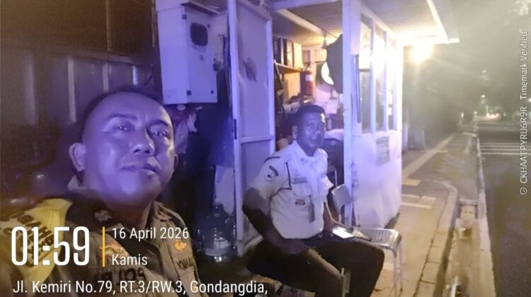 Patroli Tengah Malam, Bhabinkamtibmas Gondangdia Perkuat Satkamling Jalan Kemiri