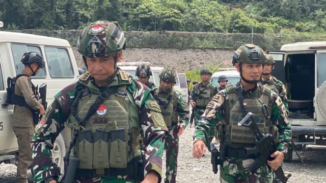 
					TNI Perkuat Pengamanan di PT Freeport Pasca Serangan KKB, Panser Anoa Disiagakan