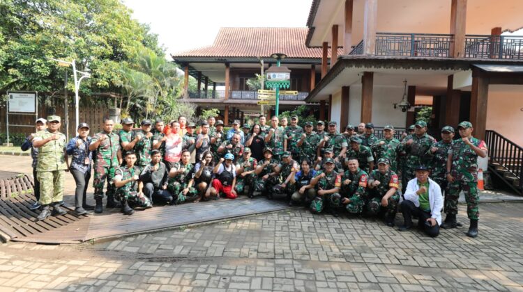 Hari Bumi: Pangdam Jaya & Arif Kamarudin Angkat 400 Kg Ikan Invasif dari Setu Babakan