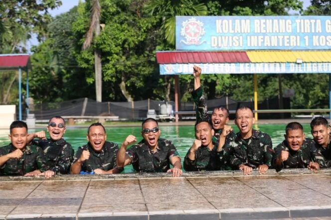
					Pangdivif 1 Kostrad Latihan Renang Militer Bersama Prajurit