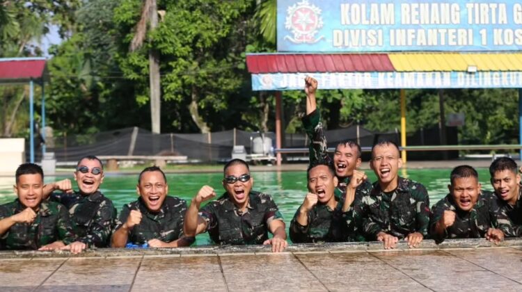 Pangdivif 1 Kostrad Latihan Renang Militer Bersama Prajurit