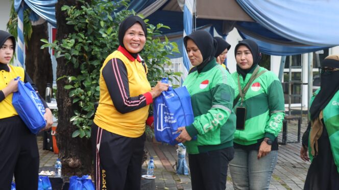 
					Mempreingati Hari Kartini Polwan Jaga Jakarta Polres Jakpus Olahraga Bersama, Bagikan Cokelat ke Pengunjung Wanita dan Driver Ojol di Monas