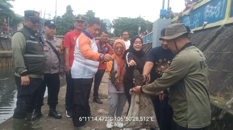 Bhabinkamtibmas Kenari Turun Tangan Tangani Ledakan Populasi Ikan Sapu-sapu di Kali Ciliwung