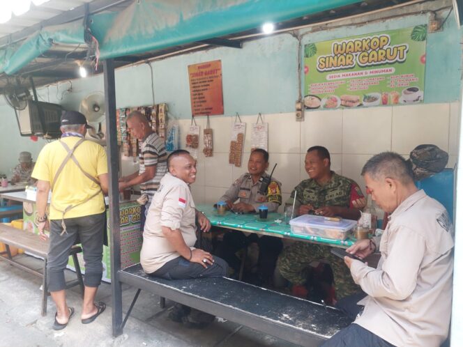 
					Bhabinkamtibmas Sambang Warga Pasar Baru, Jaga Kamtibmas