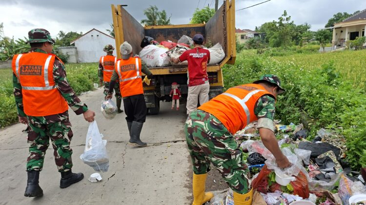 Wujudkan Jalan Yang Bersih Satgas Sampah Koramil, Sikat Sampah Menumpuk