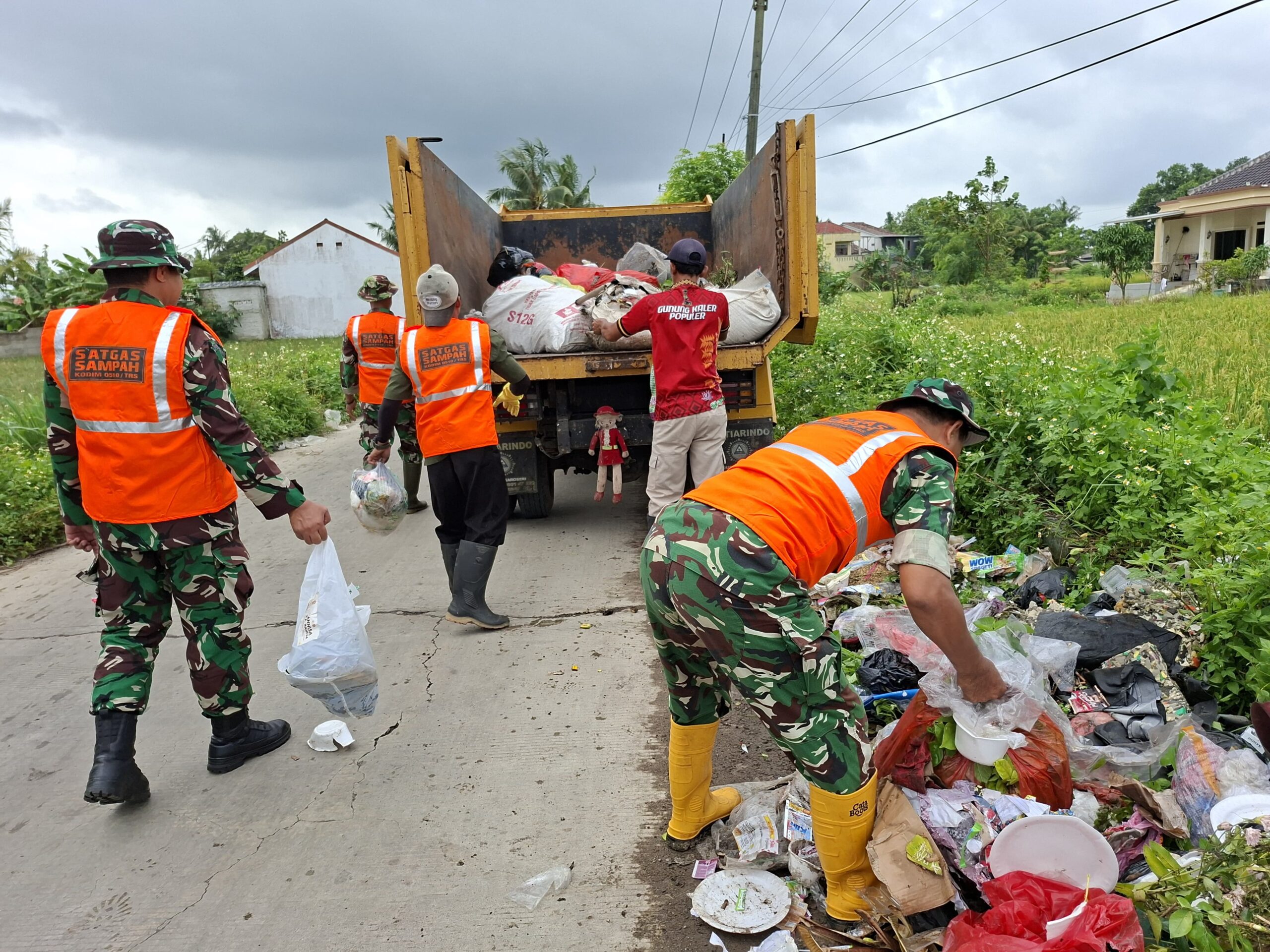 Wujudkan Jalan Yang Bersih Satgas Sampah Koramil, Sikat Sampah Menumpuk