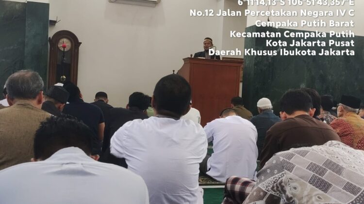Hangatkan Silaturahmi di Rumah Ibadah, Kapolsubsektor Kayu Awet Sholat Jumat Bersama Warga Johar Baru