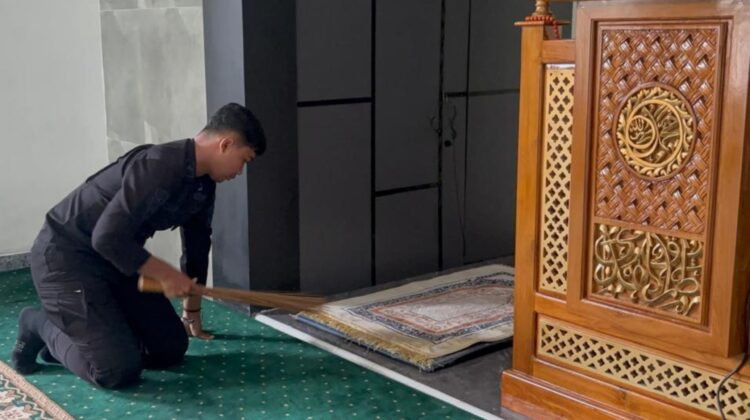 Brimob Metro Jaya Gelar Gerakan ASRI, Masjid dan Lingkungan Warga Ciputat Jadi Lebih Bersih