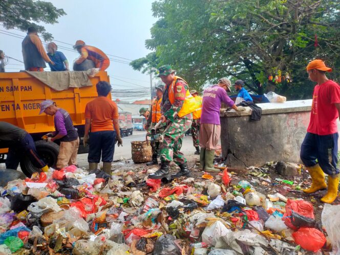 
					Masalah Sampah di Pinggir Jalan, Jadi Perhatian Satgas Koramil Sepatan
