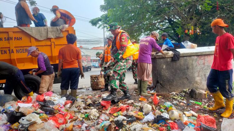 Masalah Sampah di Pinggir Jalan, Jadi Perhatian Satgas Koramil Sepatan