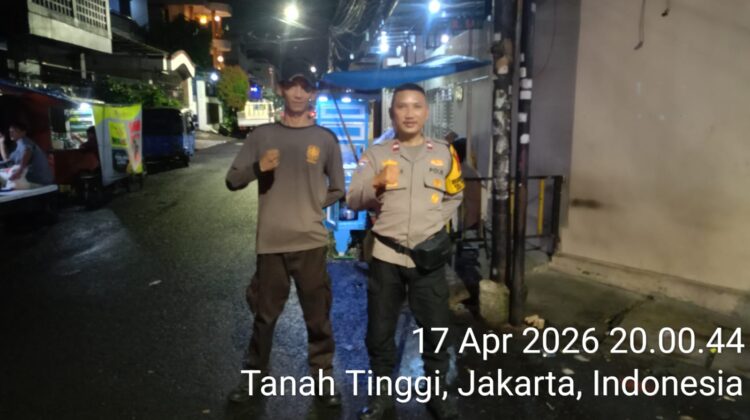 Edukasi Tamu Wajib Lapor, Polisi Sambangi Poskamling Tanah Tinggi Perkuat Keamanan Lingkungan