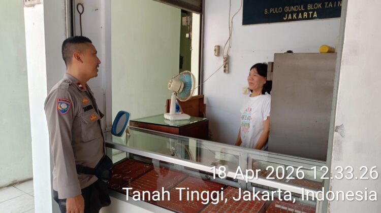 Bhabinkamtibmas Sambangi Pelaku Usaha, Perkuat Keamanan Pasar Tanah Tinggi