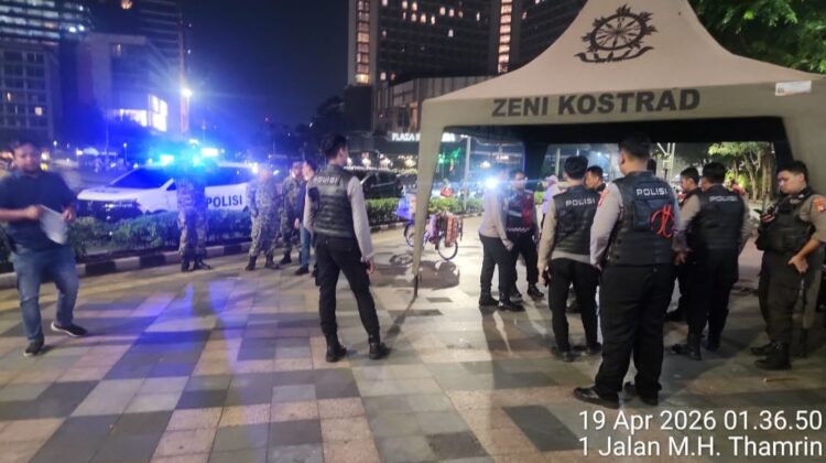 Patroli Skala Sedang Polres Jakpus di Bundaran HI, Polisi Imbau Warga Pulang Demi Keamanan