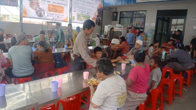 
					Jumat Peduli Polsek Metro Penjaringan, 500 Paket Nasi Dibagikan untuk Warga di Penjaringan