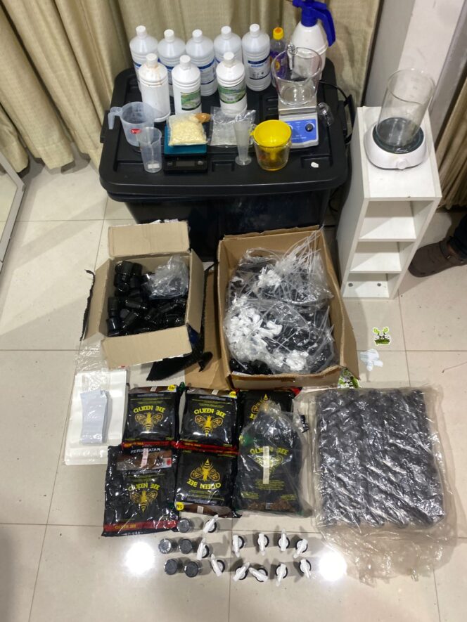 
					POLDA METRO JAYA MEMBONGKAR CLANDESTINE LAB NARKOTIKA JENIS TEMBAKAU SINTETIS