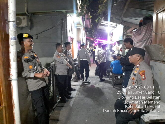 
					Patroli Jalan Kaki di Jalan Anyer III, Patroli Cipkon Menteng Perketat Pengamanan Malam Hari