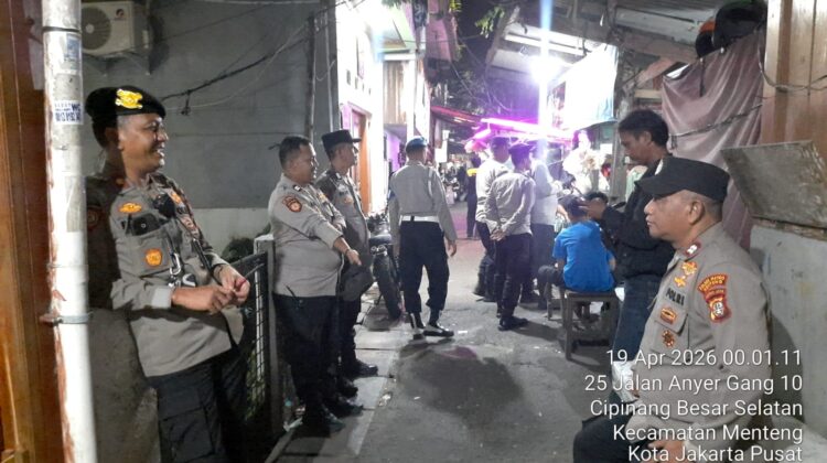 Patroli Jalan Kaki di Jalan Anyer III, Patroli Cipkon Menteng Perketat Pengamanan Malam Hari