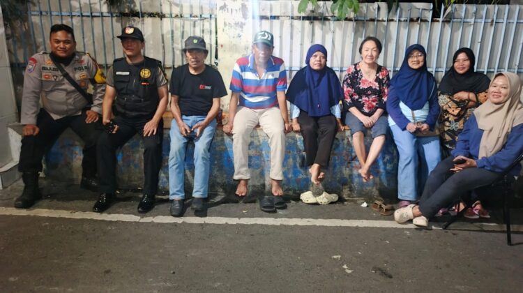 Menjaga Saat Warga Terlelap, Polisi Hadir di Pos Satkamling RW 01