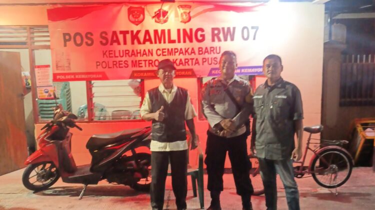 Bersama Warga Jaga Lingkungan, Polisi Cek Pos Satkamling di Cempaka Baru