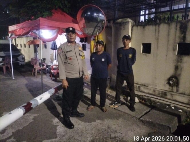 
					Jaga Keamanan Lingkungan, Polisi Sambangi Satkamling dan Ingatkan Tamu Wajib Lapor 1×24 Jam