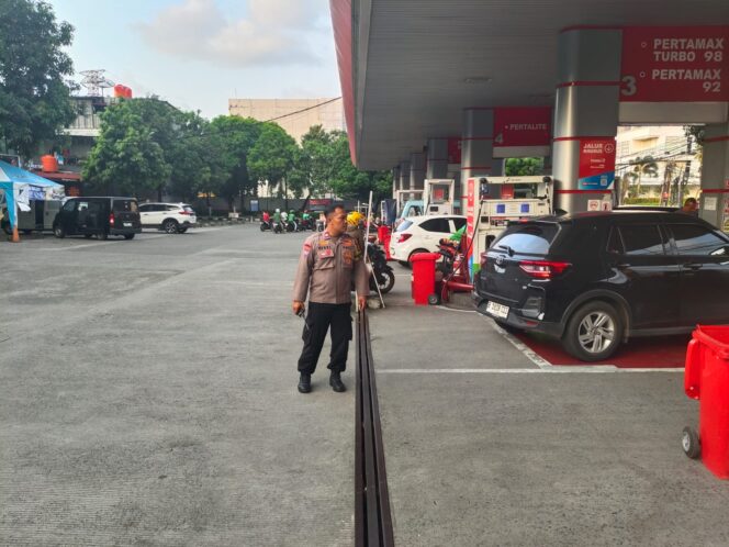 
					Pastikan Ketersediaan BBM, Bhabinkamtibmas Benhil Sambangi SPBU Penjernihan