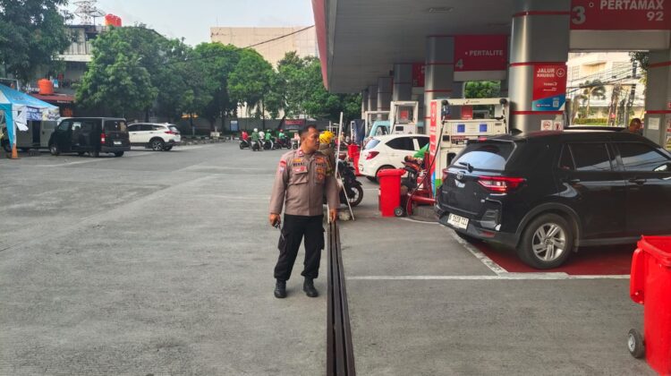 Pastikan Ketersediaan BBM, Bhabinkamtibmas Benhil Sambangi SPBU Penjernihan