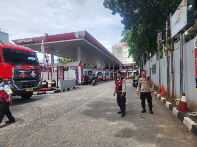 
					Personil monitoring kondisi stok BBM dan harga sembako wilayah kecamatan senen terpantau aman 