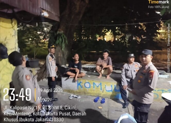 
					Patroli Jalan Kaki di Kalipasir, Polsek Metro Menteng Jaga Kondusivitas Malam