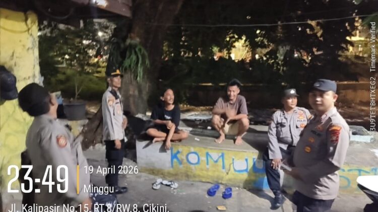 Patroli Jalan Kaki di Kalipasir, Polsek Metro Menteng Jaga Kondusivitas Malam