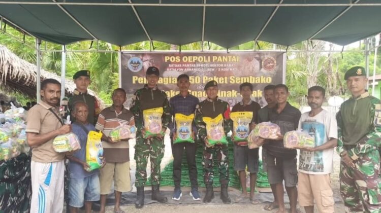 Satgas Yonarhanud 2 Kostrad Bagikan 150 Paket Sembako dan Snack untuk Warga Perbatasan