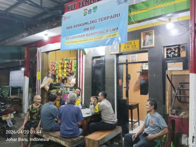 
					Sambang Dini Hari, Polisi dan Warga Kampung Rawa Perkuat Poskamling Lawan Potensi Kejahatan