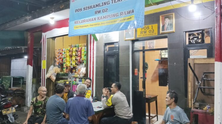 Sambang Dini Hari, Polisi dan Warga Kampung Rawa Perkuat Poskamling Lawan Potensi Kejahatan